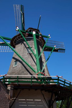 Güzel yel değirmeni manzarası