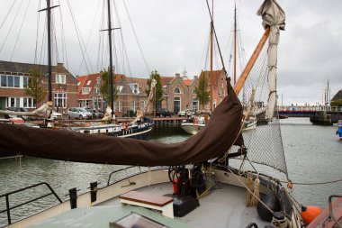 Hollanda 'daki rıhtımda demirlemiş teknelerin görüntüsü