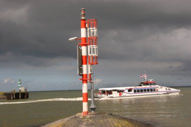 Deniz suyundaki tekne manzarası 