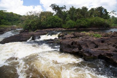 Tropikal ormanda akan kayalık nehir manzarası