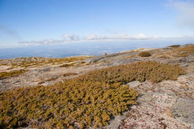 Dağın tepesinden geniş bir manzara ve kayalık bir manzara.