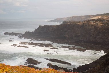 Güzel kayalık deniz manzarası