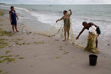 Sahilde ağlarla çalışan insanlar, seyahat çekimleri.