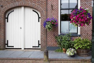 Çiçekli güzel eski bir ev