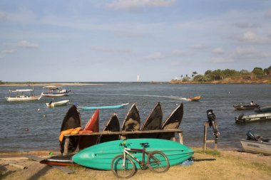 Güneşli körfez manzarası.