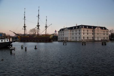 Amsterdam 'daki tarihi 17. Yüzyıl Donanma Deposu. Her türlü gemi teçhizatının depolanması için.