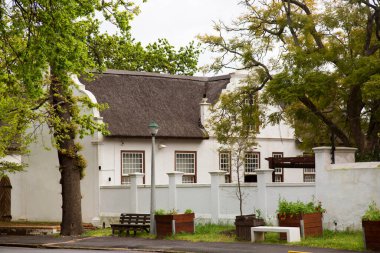 Tipik tarihi Hollanda sömürge çiftlikleri ve kırsal bir şehrin sokaklarındaki ev