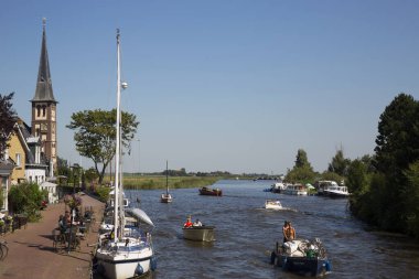 Kanal manzaralı tekneler