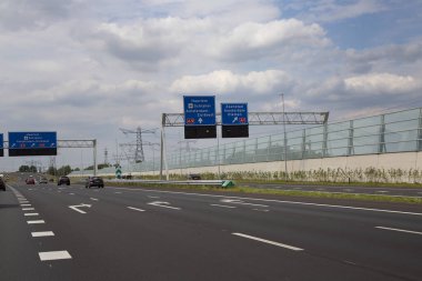 Hareket eden otomobil trafiği olan yol görüntüsü