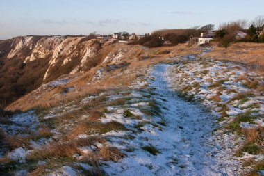 Karda bir dağ yolu manzarası