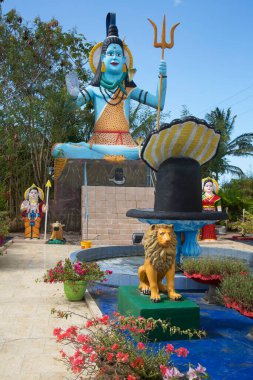 Hindular için ibadet yeri, bayraklar, heykeller ve kurban edilme ve meditasyon için semboller.