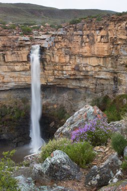 Dağlarda güzel bir şelale 