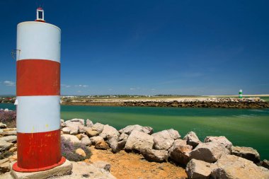 Sahildeki deniz feneri 