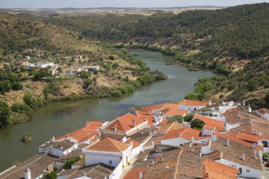 Portekiz 'in Guadiana kentinin kırsal kesiminde binaların üzerinde eski çatı kiremitleri ve dar sokakları olan pitoresk bir kasaba..