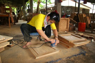 Thai marangozu ahşapla çalışıyor, seyahat çekimi