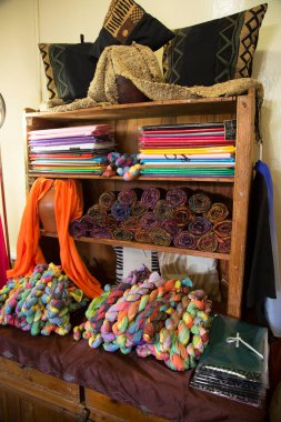 Mağazada renkli kıyafetler var.