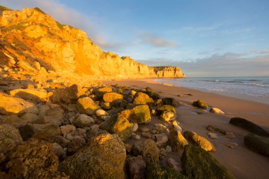 Gün batımında Rocky Sahili