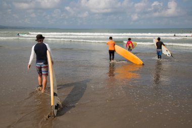 Sörfçülerin kumsaldaki görüntüsü, seyahat görüntüleri.