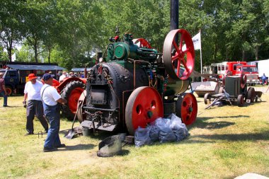 Sergi klasik treni ve parktaki diğer araçlar.