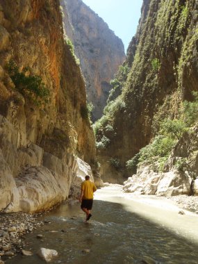 nehre yürüyen adam