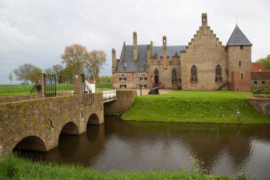 Hollanda 'da hendek ve asma köprüsü olan ortaçağ ve tarihi bir şatonun detayları 