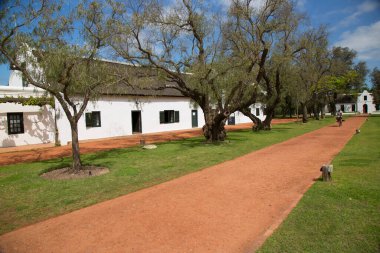 Kırsal kesimlerdeki eski bir Hollanda çiftlik evi.