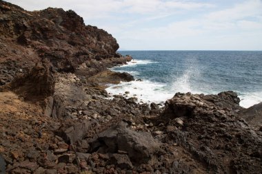 Güzel deniz manzarası, sahil kayalıkları ve fırtınalı deniz.