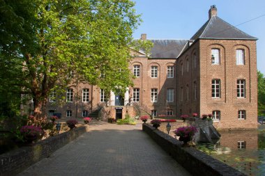 Günışığında su kanalı olan ortaçağ binası manzarası