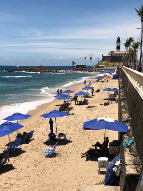 Halkın plaj sahnesinde insanlar gün ışığında