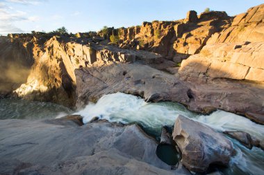 Dağlardaki güzel nehir manzarası