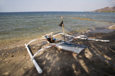 Sahilde bir balıkçı teknesi