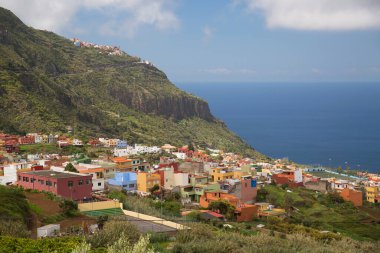 Deniz ve kıyı kentinin güneş ışığının güzel manzarası
