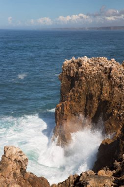 Keskin kayalar, dik uçurumlar, düşük büyüyen çalılıklar ve gizli kumsal parçaları ile kıyı boyunca uzanan engebeli doğa bölgesi, yüksek dalgalar kıyı boyunca kırdıyor ve sıçrıyor.