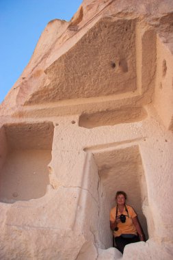 Mağara evleri ve kiliseler volkanik kayalara oyulmuş. Kapıları, pencereleri ve iç odaları var.