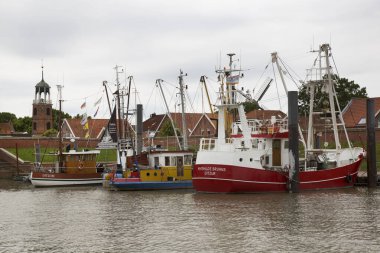 Hollanda şehir limanındaki yelkenlilerin manzarası