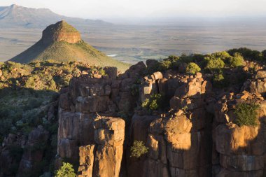 Gün batımında panoramik dağ manzarasında aşınmış kayalar önlükle kaplanır.