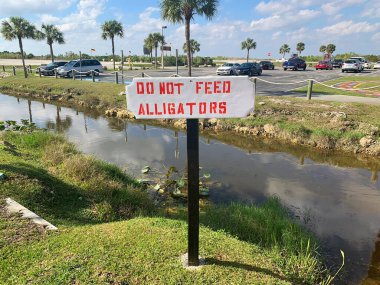 uyarı işareti timsahları besleme 