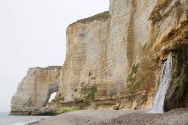 Dağlarda güzel bir şelale