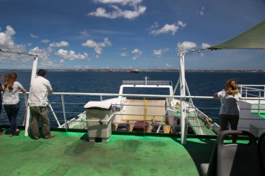 Deniz konsepti, feribot güvertesinden manzara. yaz tatili