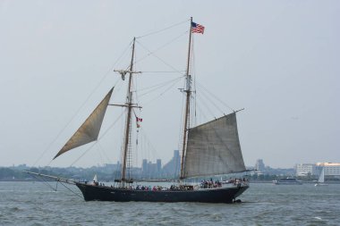 Arka planda New Jersey gökdelenleri olan turistli bir yelkenli.