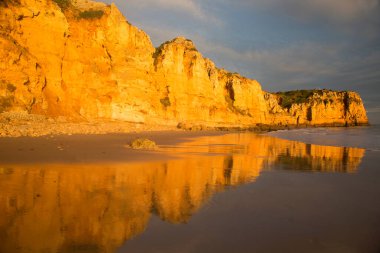 Gün batımında kumlu sahil