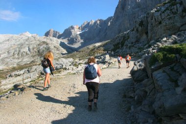 Taştan dağlarda bir grup yürüyüşçü