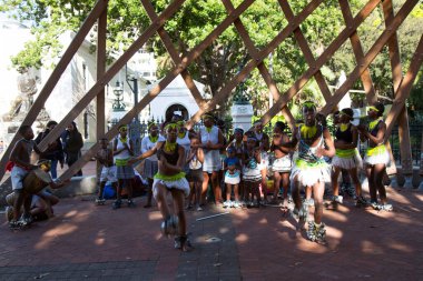 Afro-Afrikalı insanlar sokaklarda dans ediyor, seyahat çekimleri yapıyorlar.