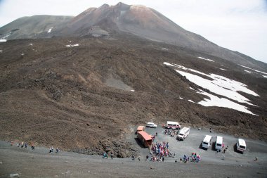 İnsanlar ve ulaşım volkanik vadi sahnesinde