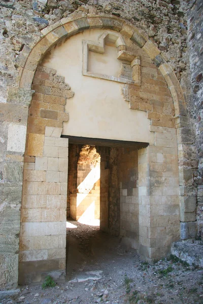 Ortaçağ Haçlılarının kalesi Roma 'nın temelleri ve deniz kenarındaki kıyı kayaları üzerine inşa edilmiş.