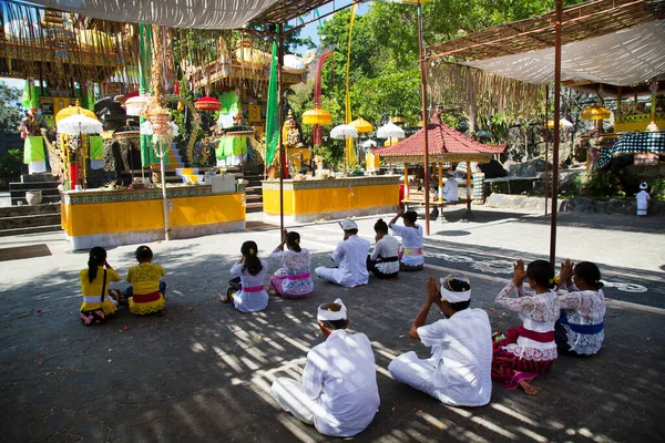 Ludzie Siedzący Ziemi Starym Terytorium Świątyni Tajskiej Strzał Podróży — Zdjęcie stockowe