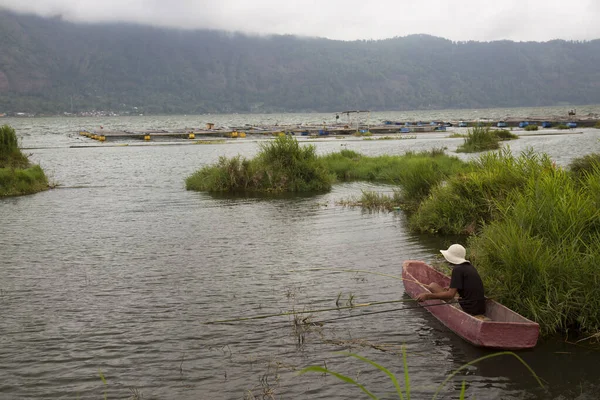 Homem Barco Está Pescando Margem Rio — Fotografia de Stock