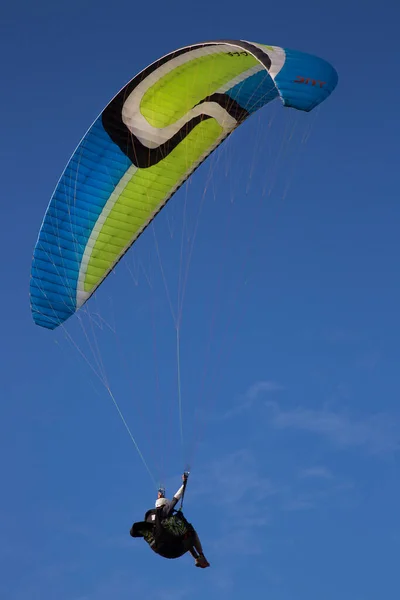 パラグライダーは空を飛んで海の上で — ストック写真