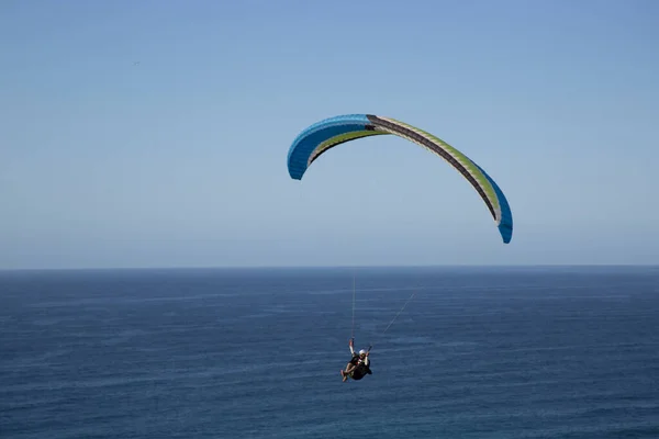 Paraglidista Letící Obloze Nad Mořem — Stock fotografie