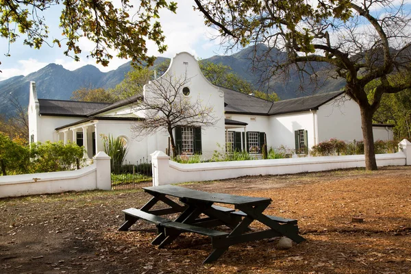 Tipik tarihi Hollanda sömürge çiftlikleri ve kırsal bir şehrin sokaklarındaki ev